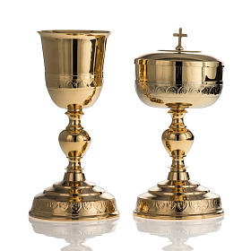 Calices Ciboires Patènes en métal: Calice et ciboire dorés décor feuilles Calices Ciboires Patènes en métal: Calice et ciboire dorés décor feuilles