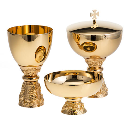 Chalice, ciborium and paten with grapes in gold-plated brass 1