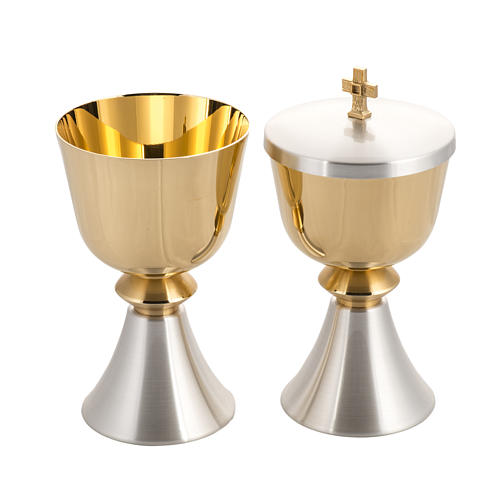 Chalice and ciborium in brass, polished finish 1