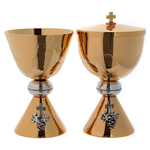 Chalice and ciborium in hammered brass, grapes and cross on base 1