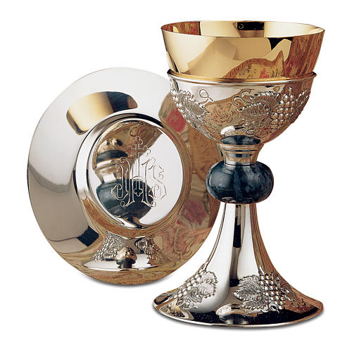 Chalice, paten, ciborium and offertory paten Molina in green agate with grapes and vines in 925 solid sterling silver 1