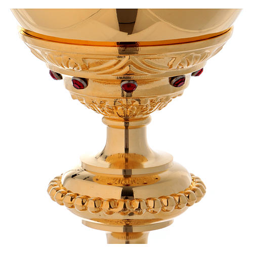 Cáliz modelo barroco realizado con fundición dorada con brillantes color rubí 20 cm 3