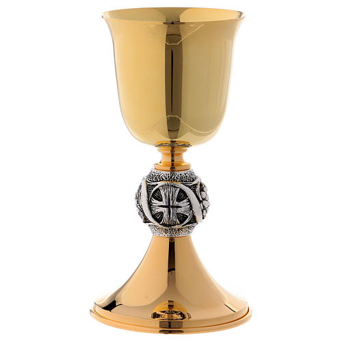 Calice e pisside in ottone dorato con nodo croce e uva 2
