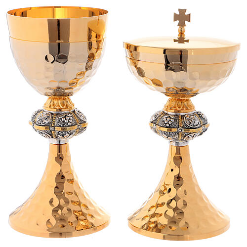 Chalice and ciborium in golden hammered brass with decorated junction 1