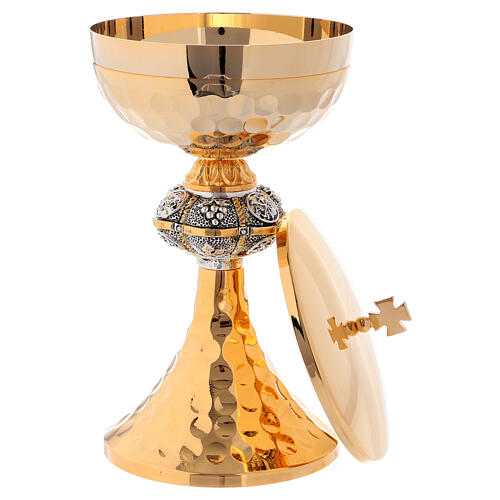 Chalice and ciborium in golden hammered brass with decorated junction 4