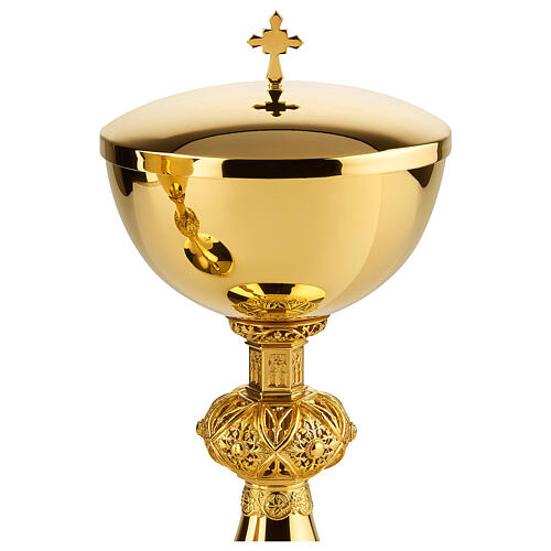 Chalice, ciborium and paten set, with leaves and grapes in brass Molina 4