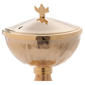 Pyxis Modell Ciborium aus vergoldetem Messing mit Blattgravur, 19 cm