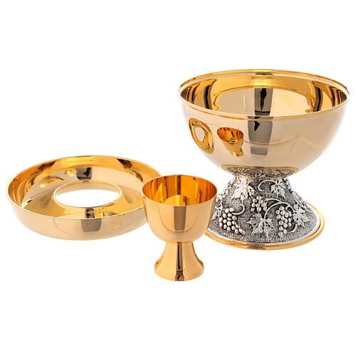 Ciborium for hosts and wine in brass with grapevine decoration on base 2