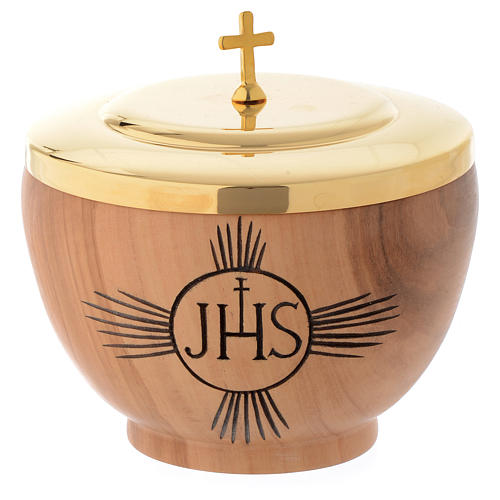 Hostiendose handgeschnitzt aus abgelagertem Olivenholz aus Assisi verziert mit dem IHS-Symbol 1