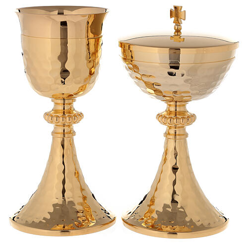 Cálice e Píxide litúrgicos em latão dourado 24 K com base e copa marteladas 1