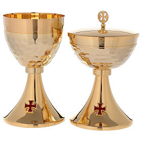 Cálice e Píxide litúrgicos latão dourado 24 K cruz esmaltada vermelha e copa martelada
