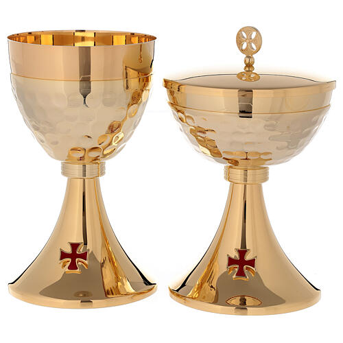 Cálice e Píxide litúrgicos latão dourado 24 K cruz esmaltada vermelha e copa martelada 1