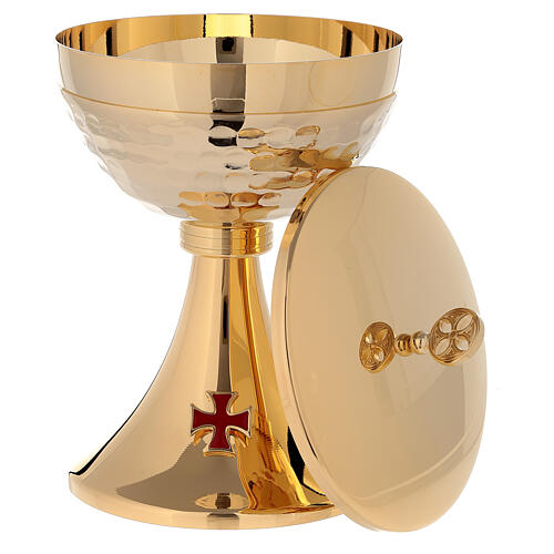 Cálice e Píxide litúrgicos latão dourado 24 K cruz esmaltada vermelha e copa martelada 6
