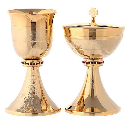 Cálice e Píxide para celebração litúrgica latão dourado 24 K com pedras vermelhas 1