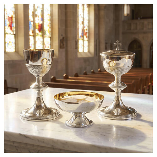 Molina Eucharist set in gilt brass with gothic design 2