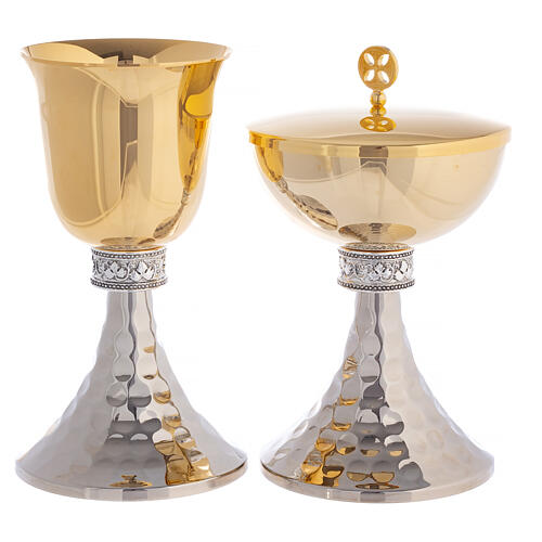 Set of chalice and ciborium with decorated node and hammered base, bicoloured brass 1