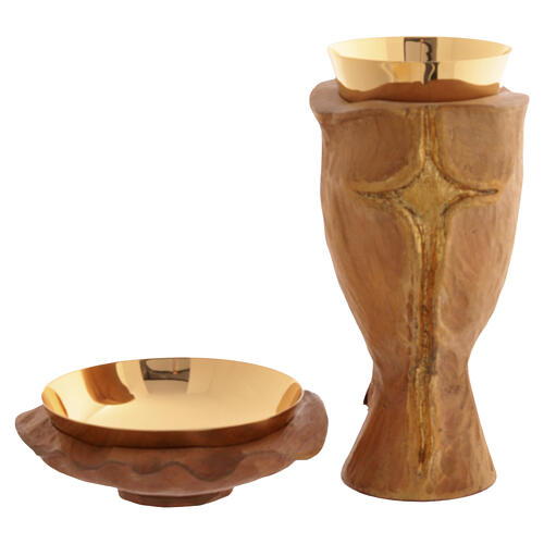 Calice Crocifisso in legno e patena con legno intagliato e finitura dorata 1