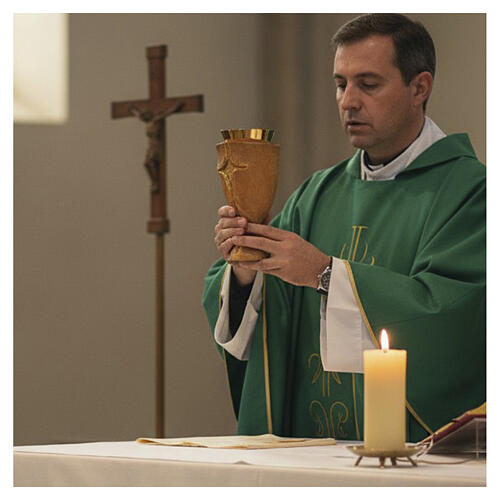 Cálice Crucifixo de madeira e patena de madeira entalhada e acabamento dourado 3