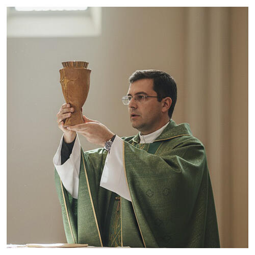 Cálice Crucifixo de madeira e patena de madeira entalhada e acabamento dourado 6