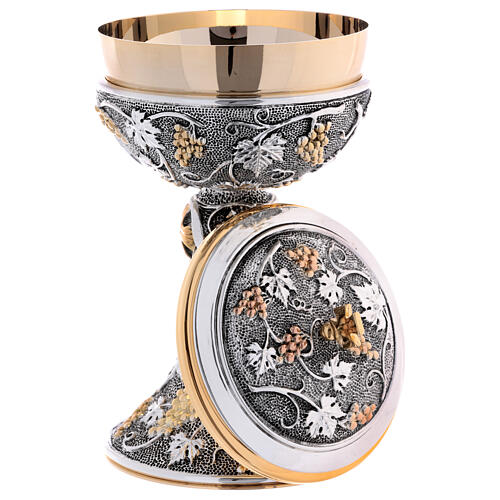 Two-colored ciborium with brass grape and vine decorations 3