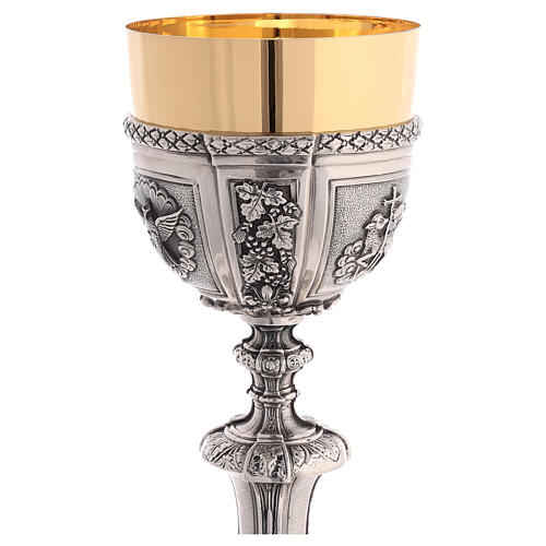 Casted chalice, bicoloured brass with embossed decorations, 13 in 8