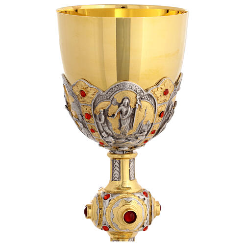 Cálice e píxide com imagens da vida de Jesus em latão dourado 7