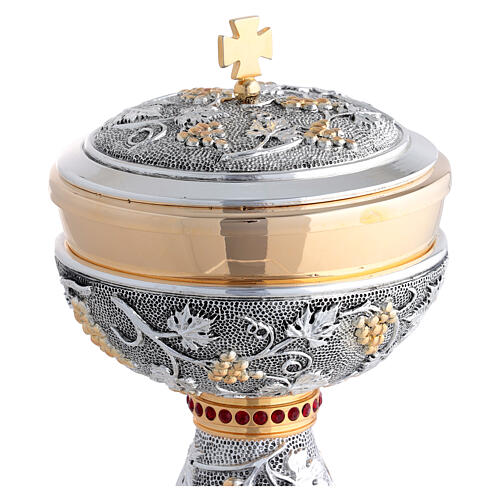 Kelch und Ziborium zweifarbig mit roten Ziersteinen und Weintraubenmotiv 5
