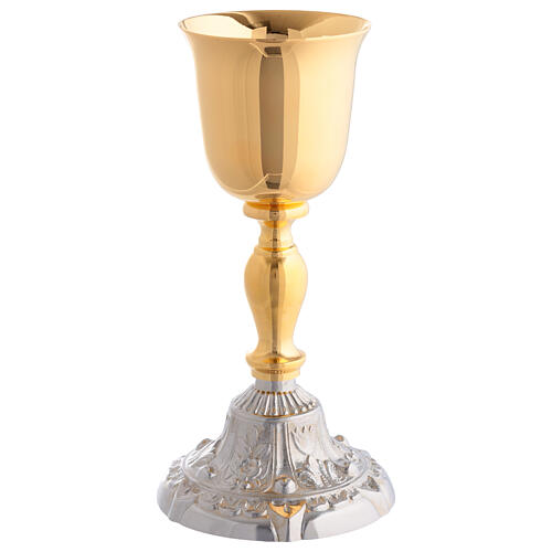 Kelch und Ziborium in Gold- und Silberoptik mit floralen Reliefmotiven an der Basis 2