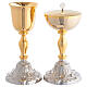 Kelch und Ziborium in Gold- und Silberoptik mit floralen Reliefmotiven an der Basis s1
