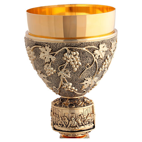 Kelch und Ziborium mit Darstellung des Letzten Abendmahls, feiner Punktstruktur und Weintraubenmotiv 3