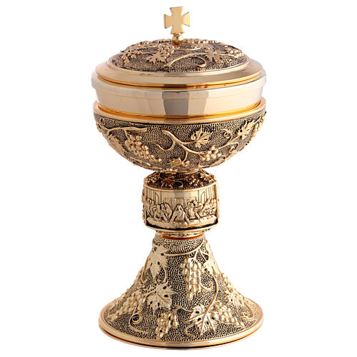 Kelch und Ziborium mit Darstellung des Letzten Abendmahls, feiner Punktstruktur und Weintraubenmotiv 4