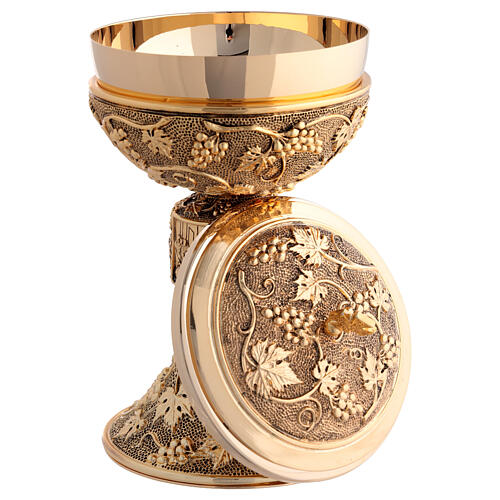 Kelch und Ziborium mit Darstellung des Letzten Abendmahls, feiner Punktstruktur und Weintraubenmotiv 6