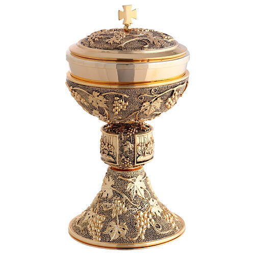 Kelch und Ziborium mit Darstellung des Letzten Abendmahls, feiner Punktstruktur und Weintraubenmotiv 8