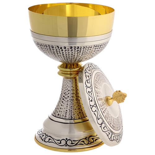 Cálice e píxide em metal martelado com ornamentos 20 cm 8