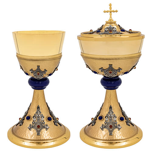 Calice e pisside dorati martellati filigrana francese pietre sintetiche 1