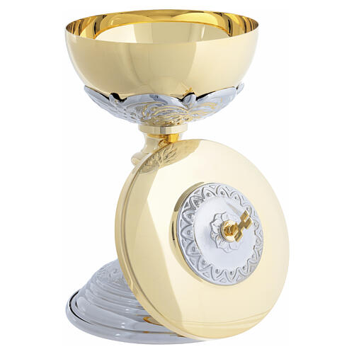 Vinetum chalice and ciborium in bicoloured brass with grape-cluster decoration 6