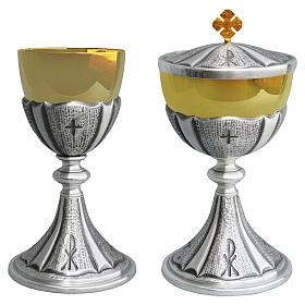 Cálice e píxide cinzelados com símbolos Chi-Rho e cruz acabamento em prata antiga