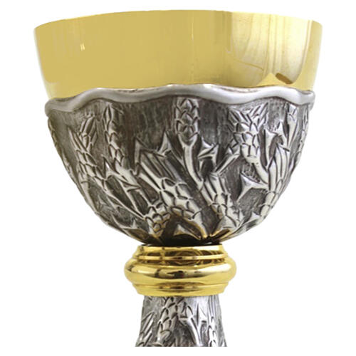 Calice e pisside cesellati in metallo argentato con spighe e croce  2