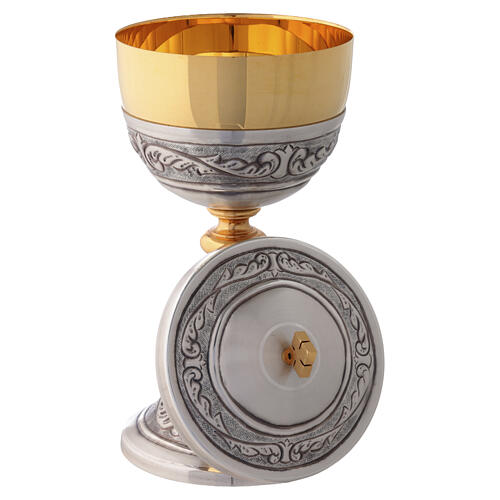 Bicoloured brass chalice and ciborium with engraved gold and silver floral details 7