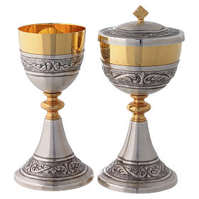 Bicolored chased chalice and ciborium in gold and silver with floral details