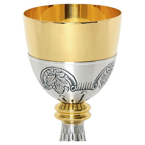 Calice et ciboire argentés à décor ciselé, coupe et pied, nœud doré 2