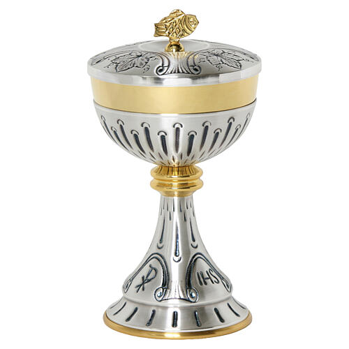 Calice et ciboire argentés à décor ciselé, coupe et pied, nœud doré 5