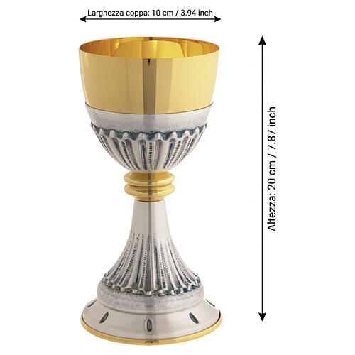 Calice et ciboire argentés à décor ciselé, coupe et pied, nœud doré 3