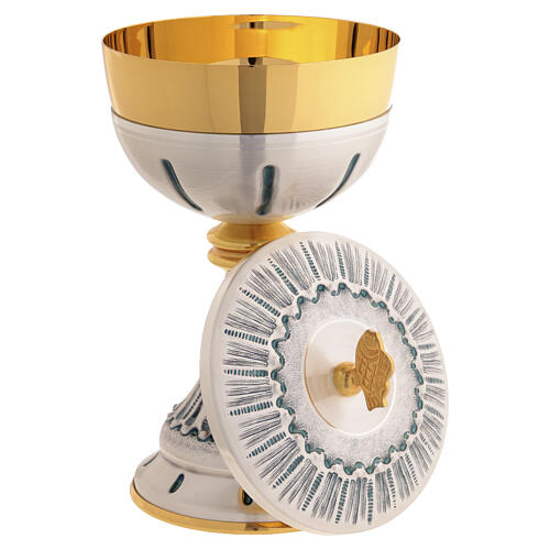 Calice et ciboire argentés à décor ciselé, coupe et pied, nœud doré 4