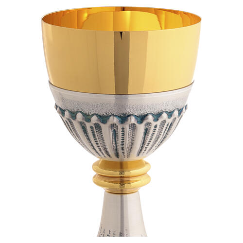 Calice et ciboire argentés à décor ciselé, coupe et pied, nœud doré 5