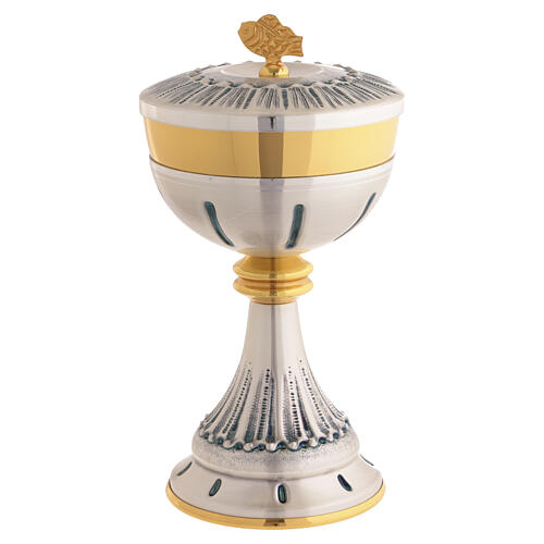 Calice et ciboire argentés à décor ciselé, coupe et pied, nœud doré 6