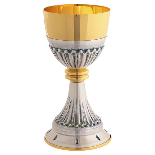 Calice et ciboire argentés à décor ciselé, coupe et pied, nœud doré 7