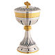 Calice et ciboire argentés à décor ciselé, coupe et pied, nœud doré s6