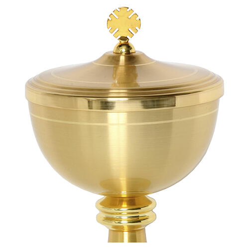 Cálice e píxide em metal dourado liso 4