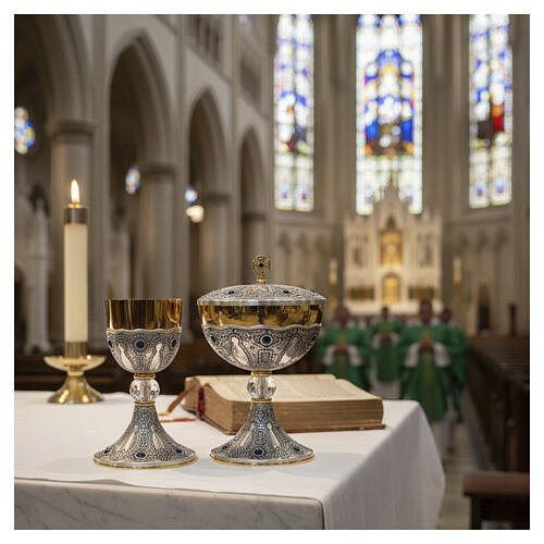 Chalice and Ciborium for Concelebration Chiseled with Lapis Lazuli and Crystal Knop 2